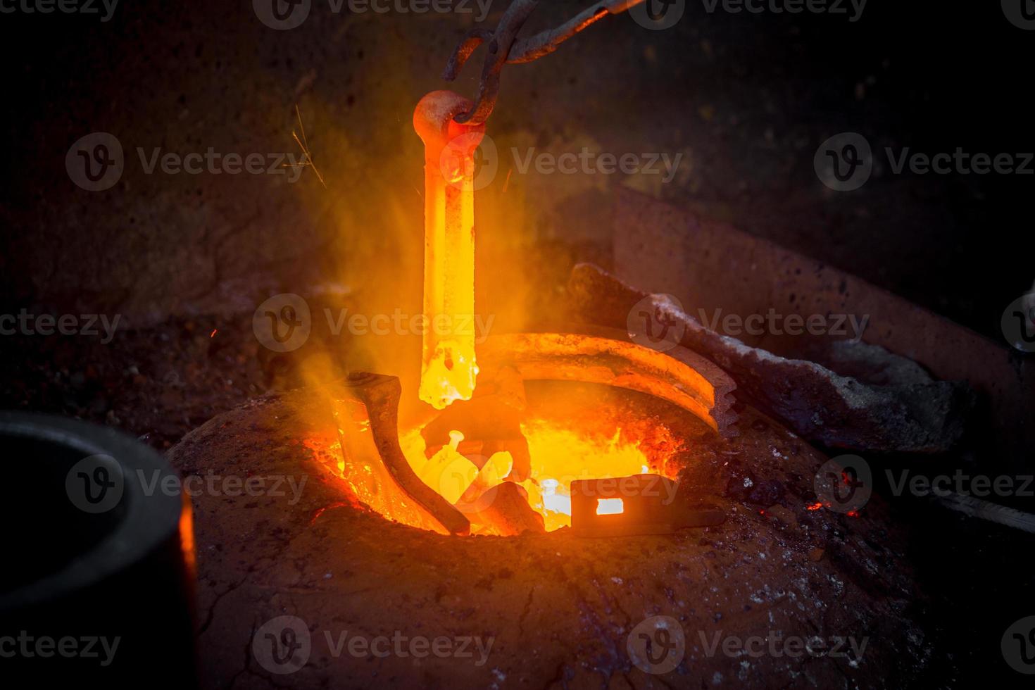 heet vodje staal smelten oven Bangladesh foto