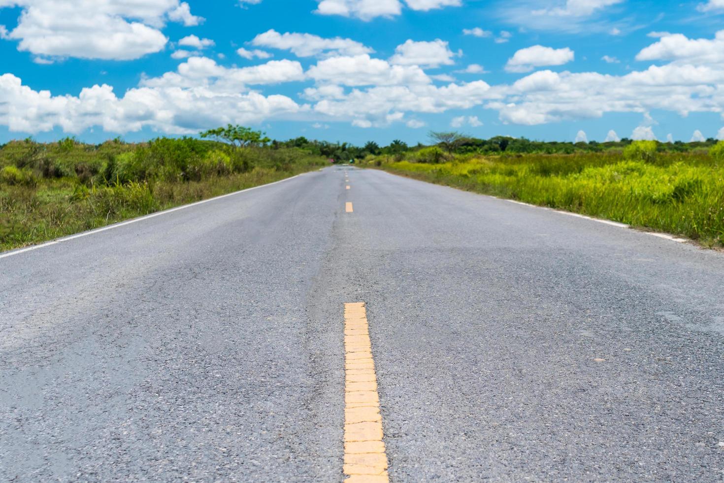 kleine landweg met blauwe hemelachtergrond foto