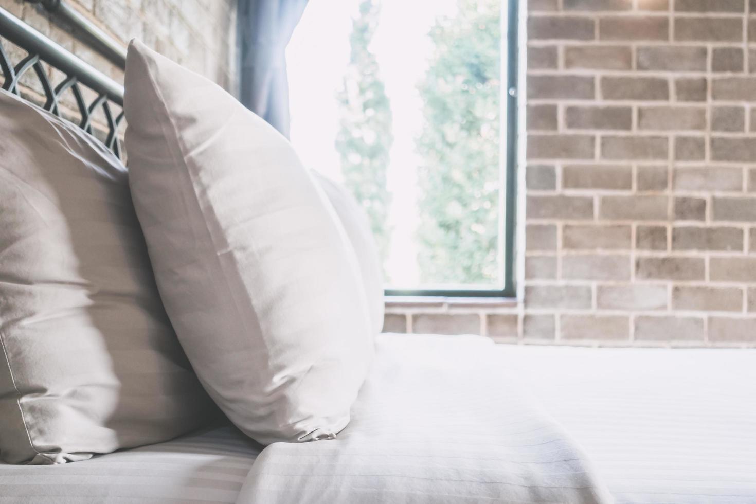 kussens op beddecoratie in het interieur van de slaapkamer foto