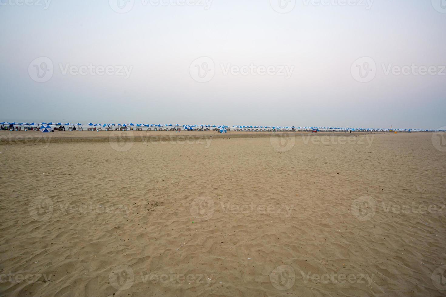 de vroeg ochtend- leeg visie van de het langst zanderig zee strand stuur bazaar. foto