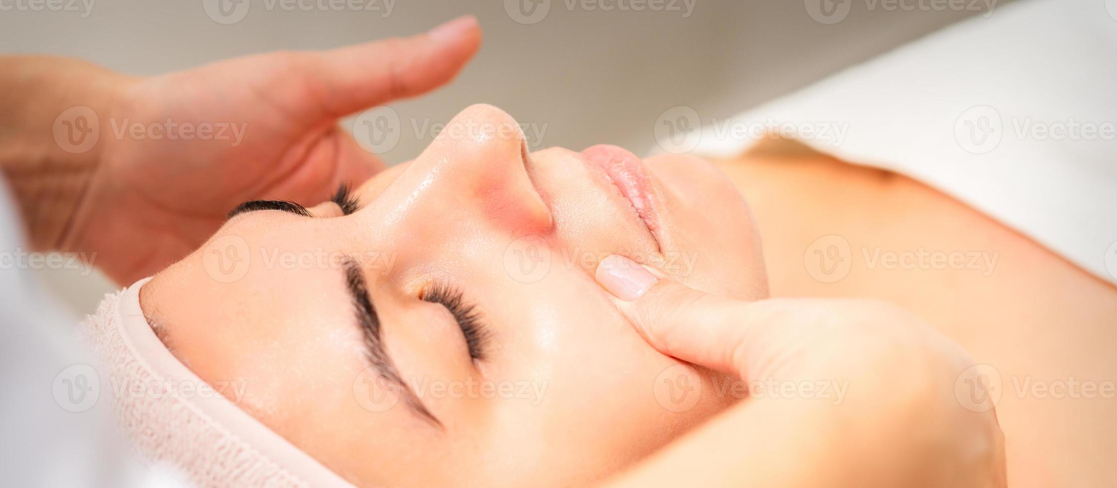 schoonheidsspecialist maken lymfatisch afvoer gezicht massage of facelift massage Bij de schoonheid salon. foto