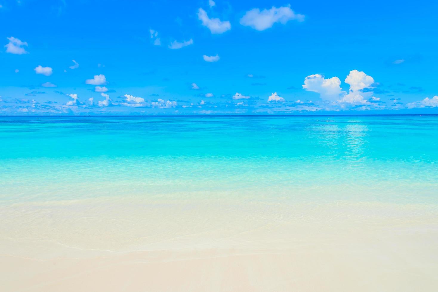 prachtige zee aan het strand foto