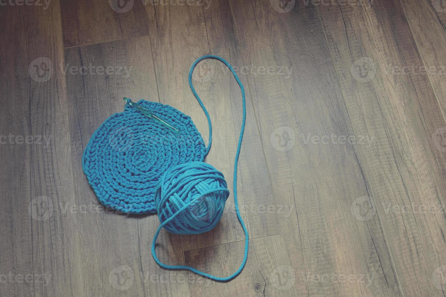 blauw haken breiwerk handleiding stootkussen Aan de tafel hand- breien, foto