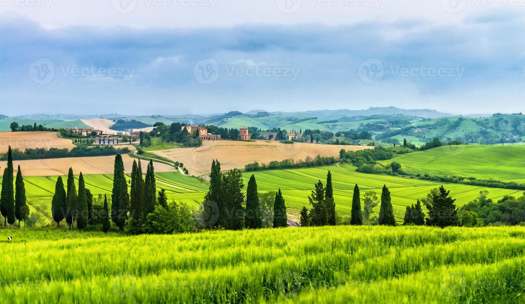 landbouwgrond op bochtige heuvels in Toscane foto