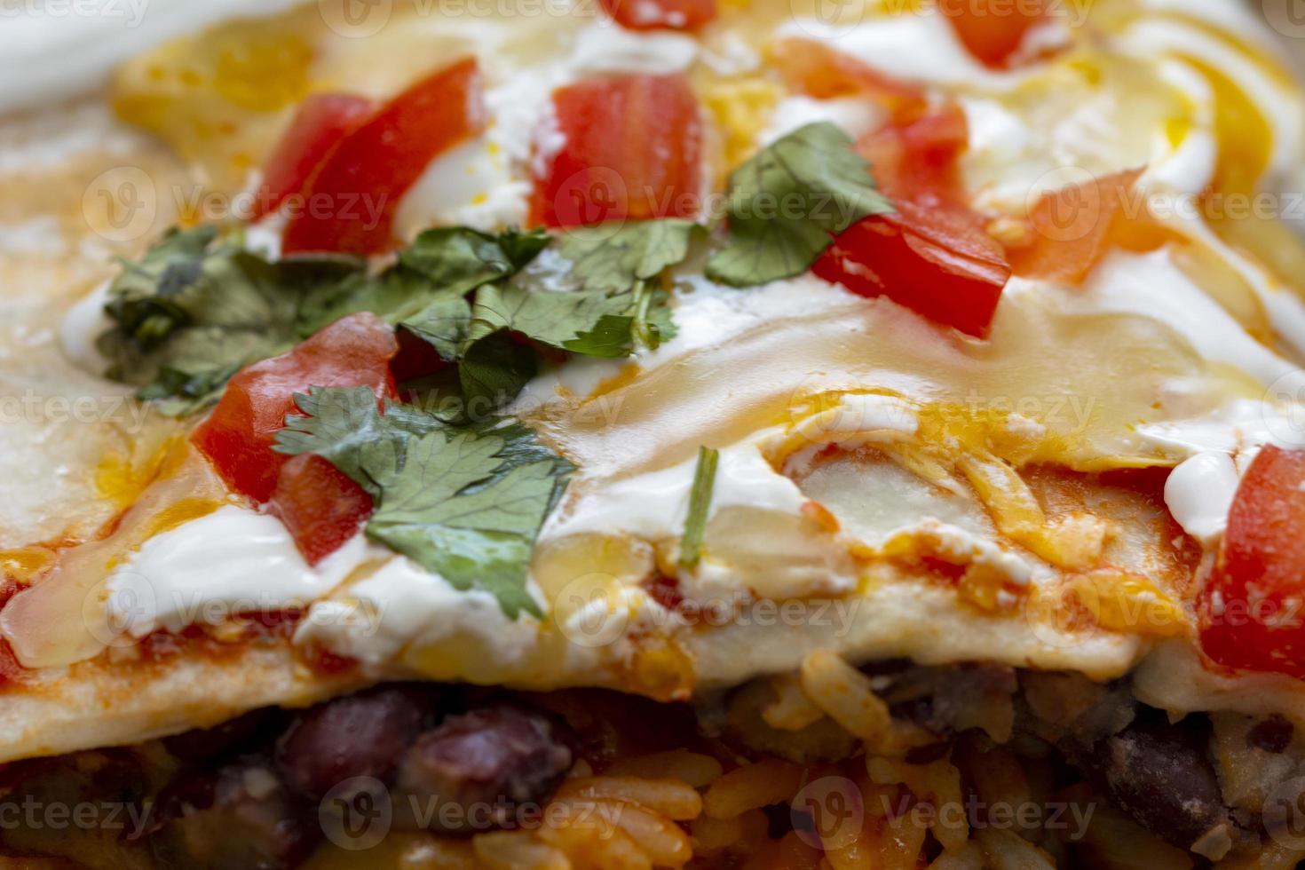 close-up op een sappige burrito van een Mexicaanse maaltijd foto