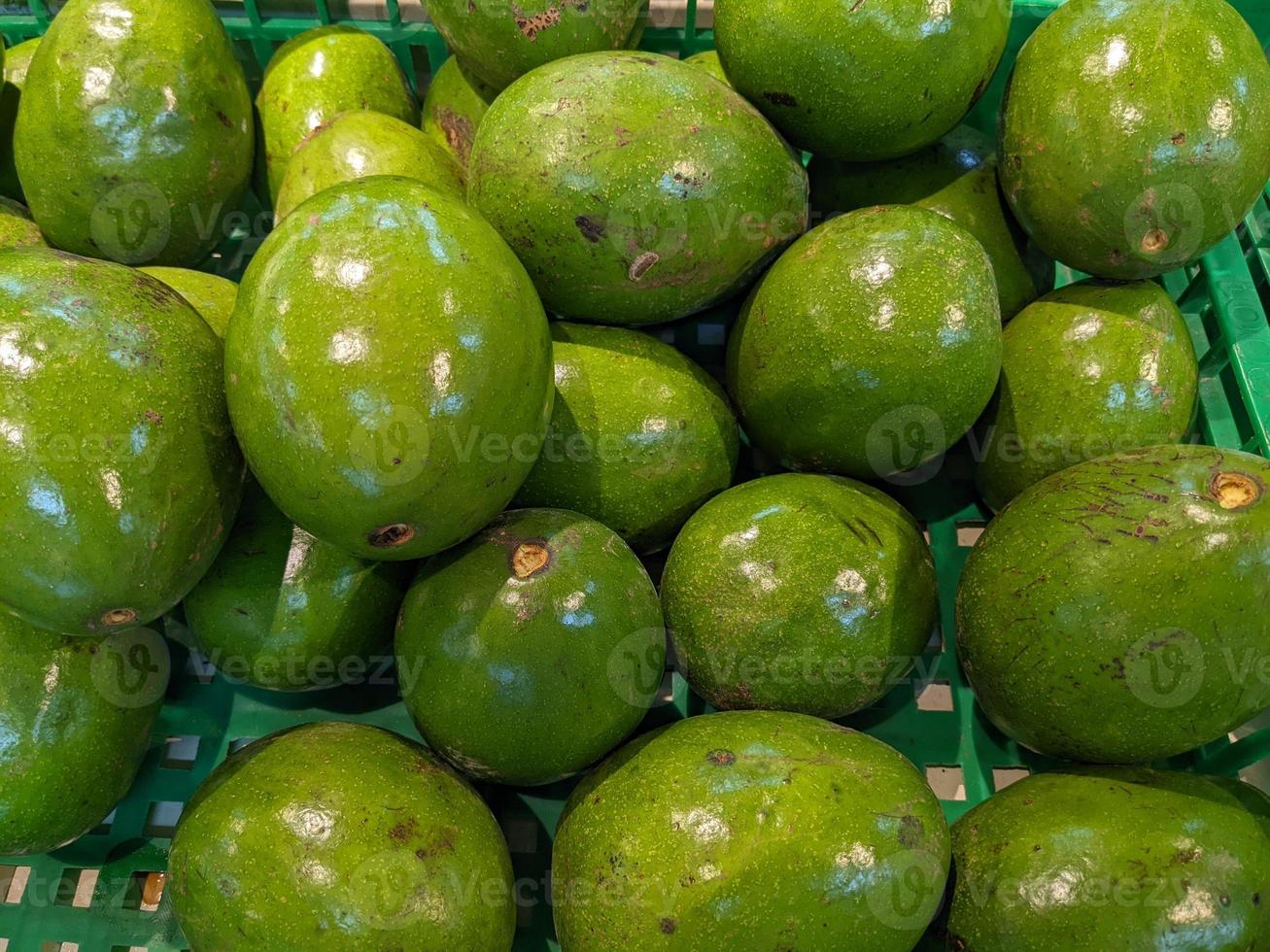 dichtbij omhoog foto van fruit en groente Aan supermarkt rek. de foto is geschikt naar gebruik voor fruit en groente achtergrond en Promotie inhoud media.