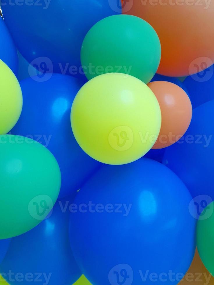 veelkleurig ballonnen. achtergrond van ballen van verschillend kleuren foto