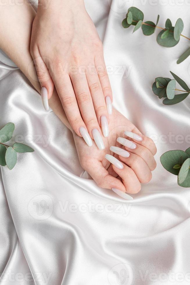 schoonheid behandeling, mooi hoor gemanicuurd vrouw vingernagels. foto