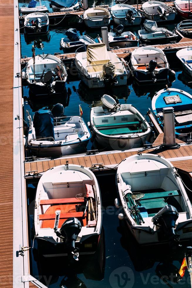 boten in de haven in sinterklaas, Cantabrië foto