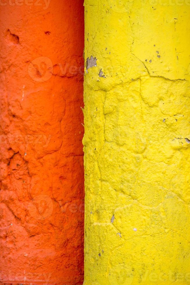 rood en geel kleur combinatie oud getextureerde schade muur foto