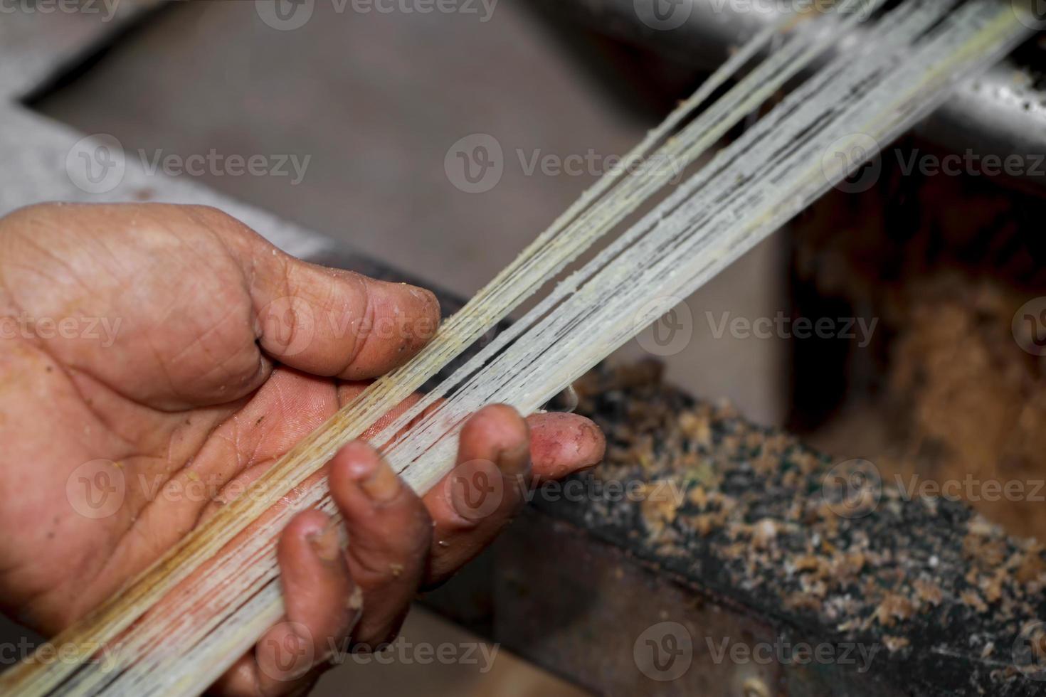 vezel is wezen gemaakt van de banaan boom. een hand- en ongewassen banaan boom vezel. rubber vezel van banaan boom. agrarisch verspilling Product. foto