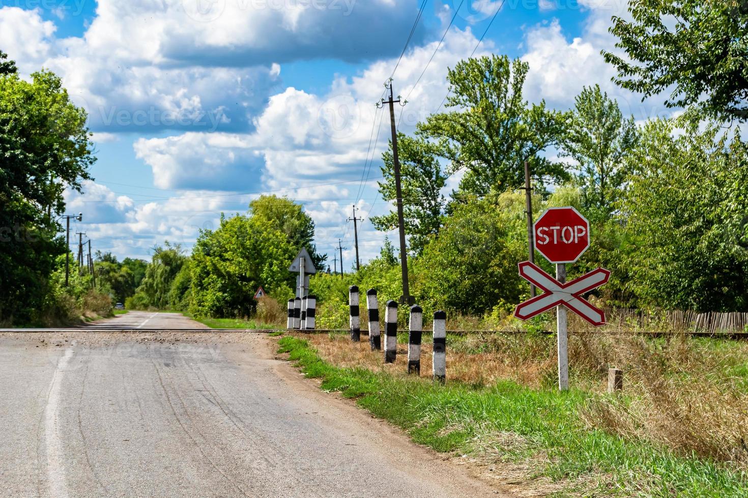 fotografie naar thema spoorweg bijhouden na voorbijgaan trein Aan spoorweg foto