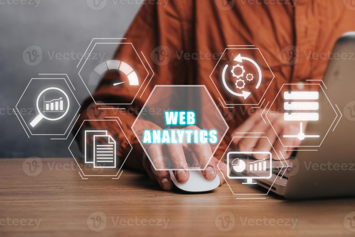 web analytics concept, persoon werken Aan laptop computer met web analytics icoon Aan virtueel scherm. foto