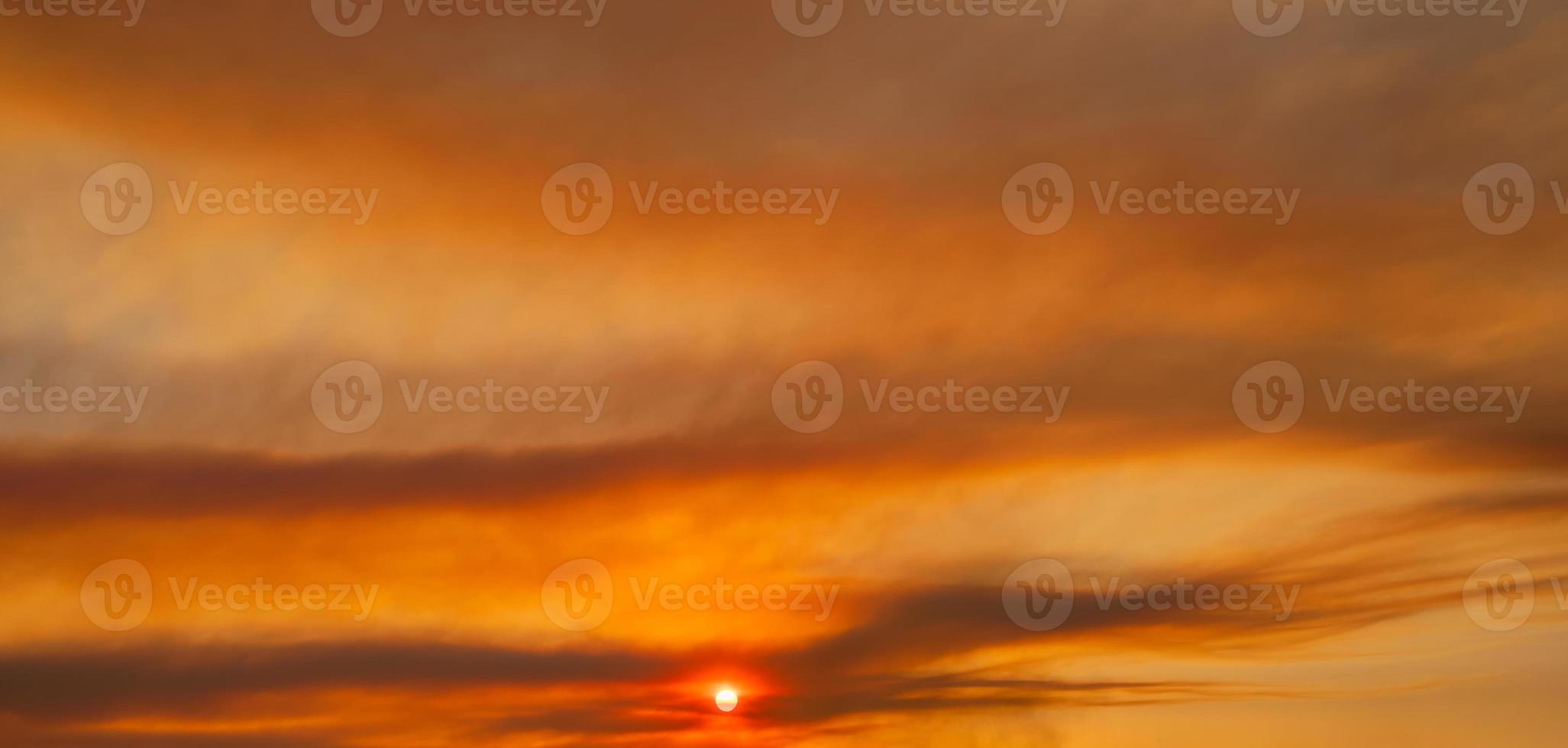 zonsondergang lucht warm licht in de avond achtergrond foto