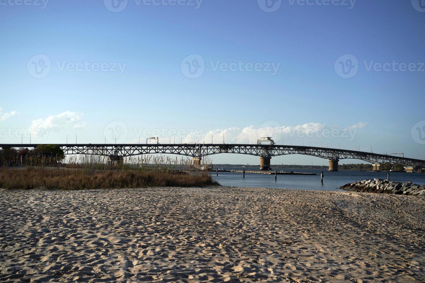de york rivier- en strand in yorktown Virginia met uitzicht de coleman brug en de chesapeake baai foto