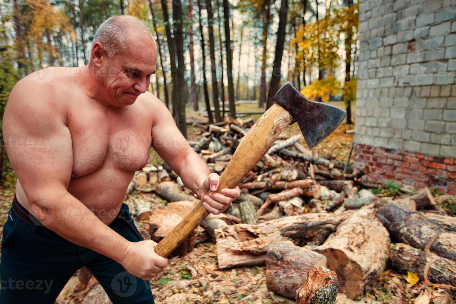 een sterk Mens hakken hout. foto