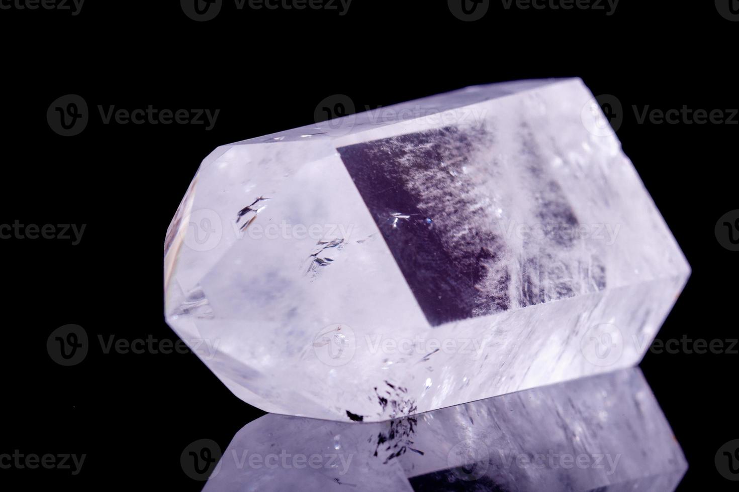macro mineraal steen kristal rots kristal Aan een zwart achtergrond foto