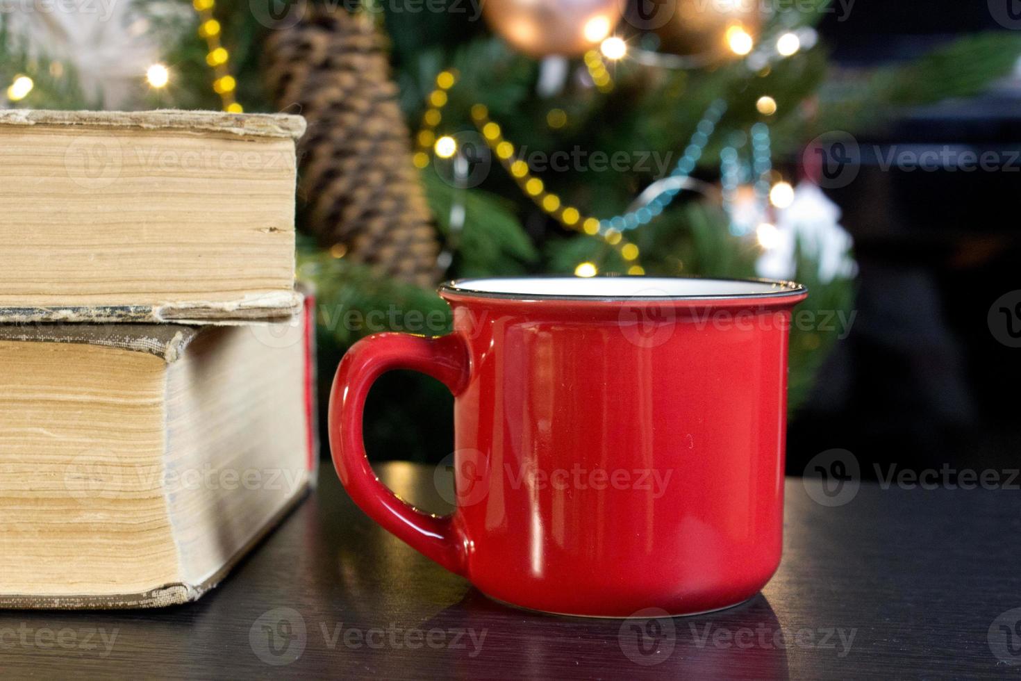 blanco rood mok met Kerstmis boom Aan achtergrond, thee of koffie kop met Kerstmis en nieuw jaar decoratie, verticaal bespotten omhoog met keramisch mok voor heet drankjes, leeg geschenk afdrukken sjabloon. foto