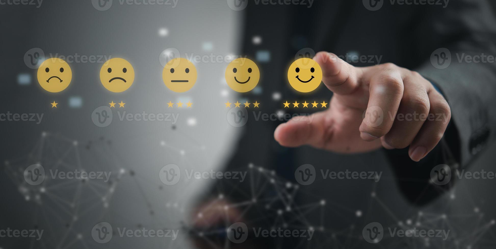 zakenman aanraken de virtueel scherm Aan de gelukkig smiley gezicht icoon en vijf ster naar geven tevredenheid in service.klant onderhoud en tevredenheid concept. foto