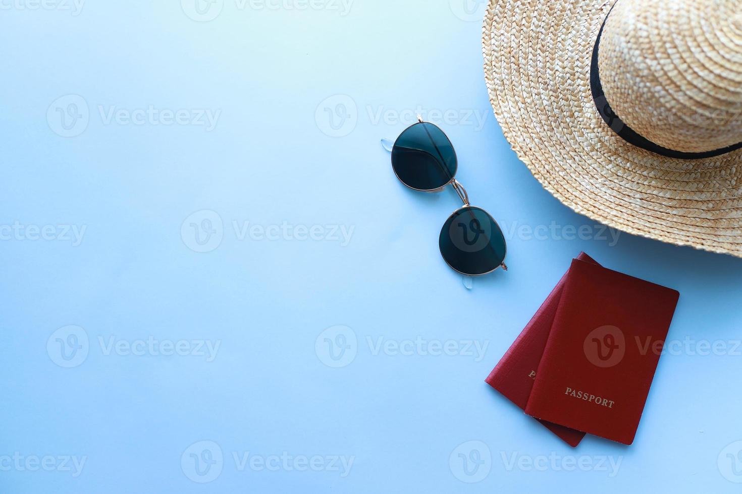 leggen uit reis, overhead visie zomer reis Aan blauw achtergrond foto