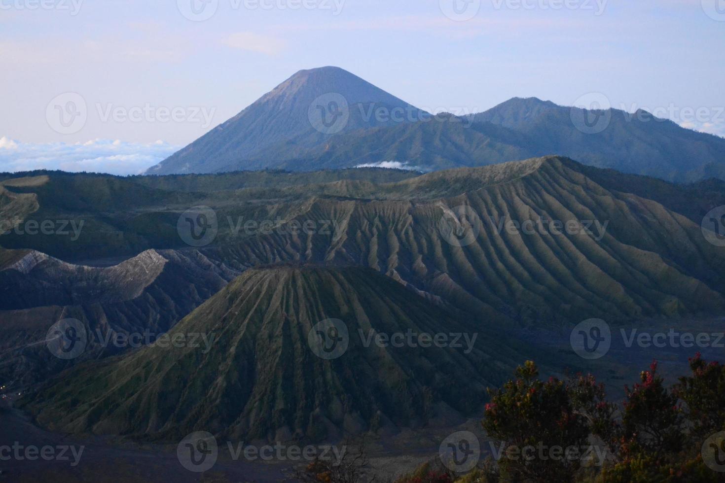 visie van monteren bromo in de ochtend- met de pieken van monteren semeru in de achtergrond foto