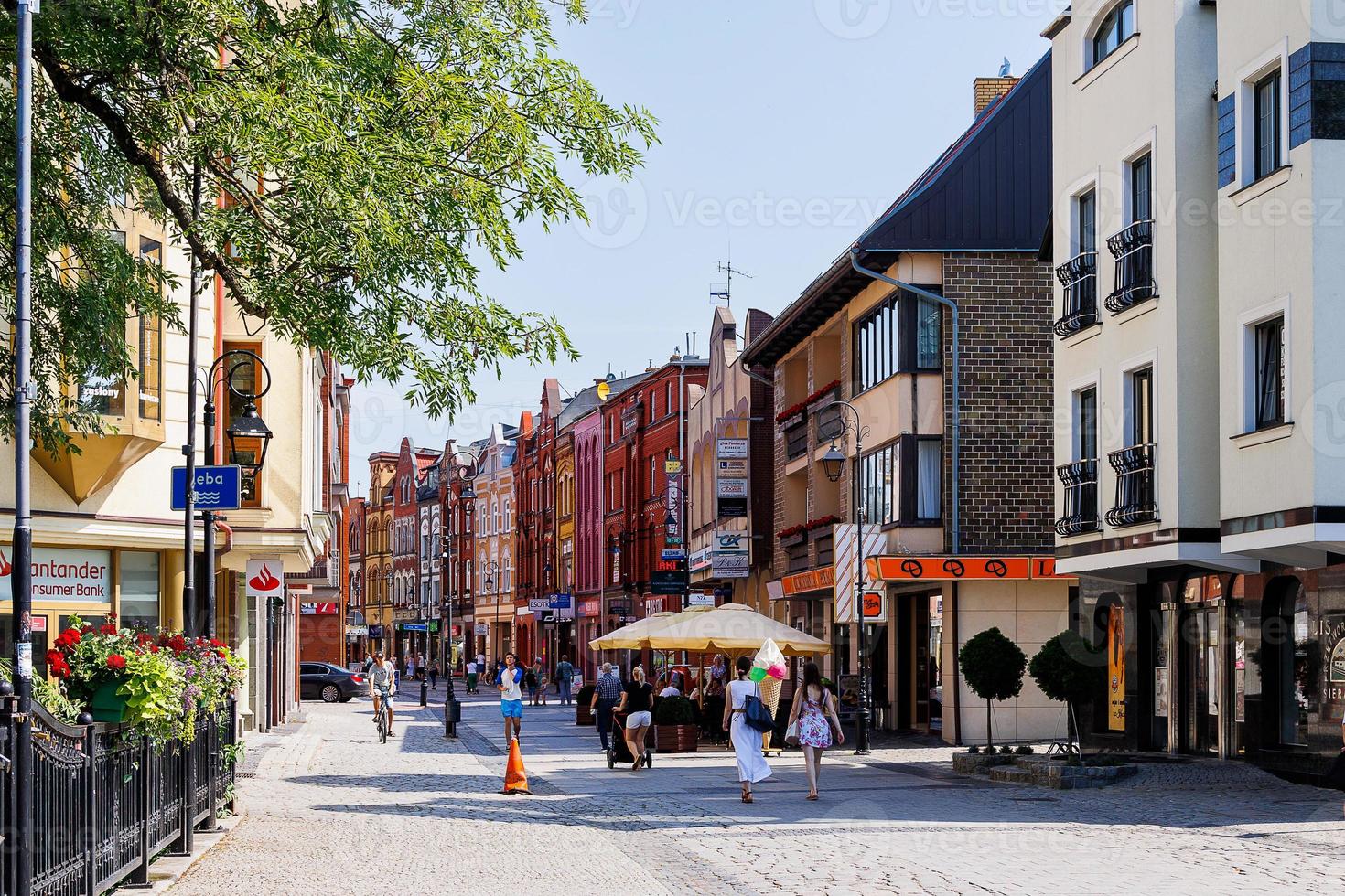 hoofd historisch straat in lebork Polen Aan een zomer dag foto