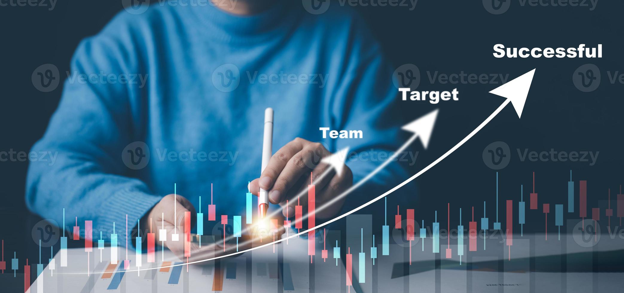 Mens gebruik makend van pen schrijven project van voorraad markt of forex handel diagram en kandelaar tabel geschikt voor financieel investering, economie trends achtergrond voor bedrijf idee, zakelijke bedrijf technologie, foto