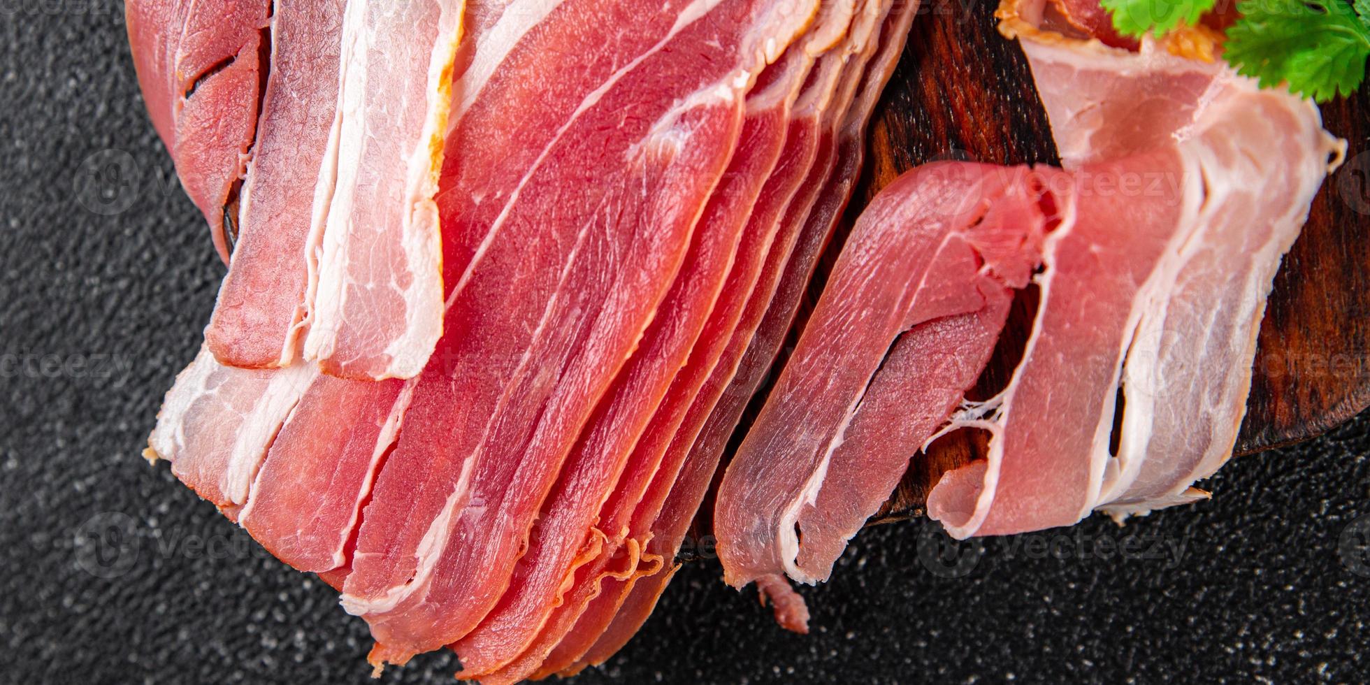 spek plak vers pancetta gerookt reuzel vlees maaltijd voedsel tussendoortje Aan de tafel kopiëren ruimte voedsel achtergrond rustiek top visie foto