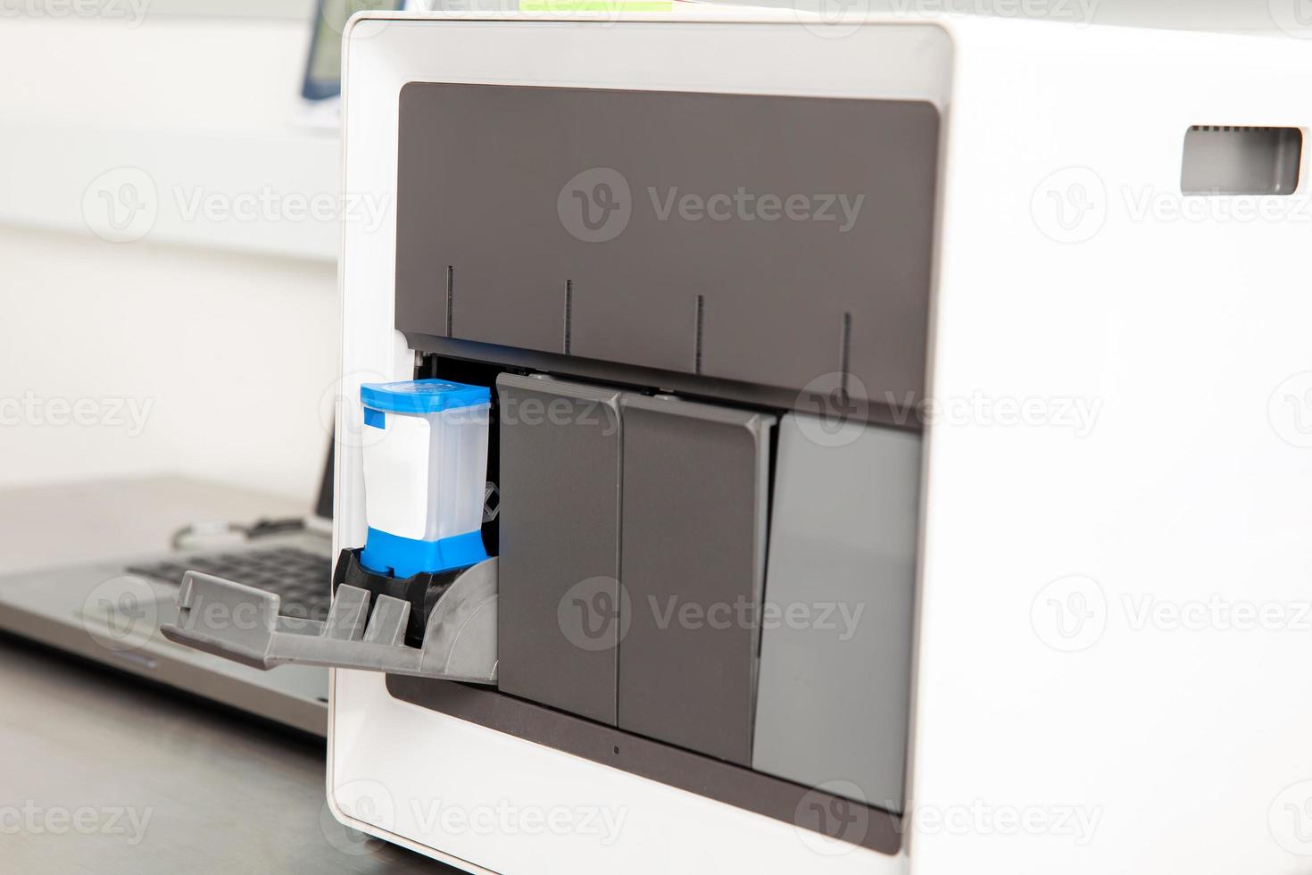 thermisch wielrenner machine in een moleculair biologie laboratorium. polymerase keten reactie techniek. pcr techniek foto