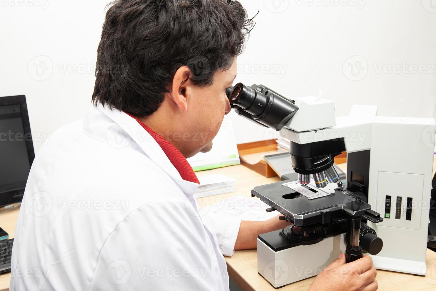 patholoog werken met gebrandschilderd zakdoek biopsie Aan glas dia's in de laboratorium. kanker diagnose concept. medisch concept. foto