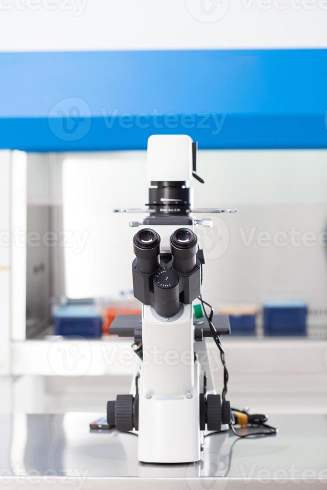 stereo microscoop oculairs in de laboratorium foto