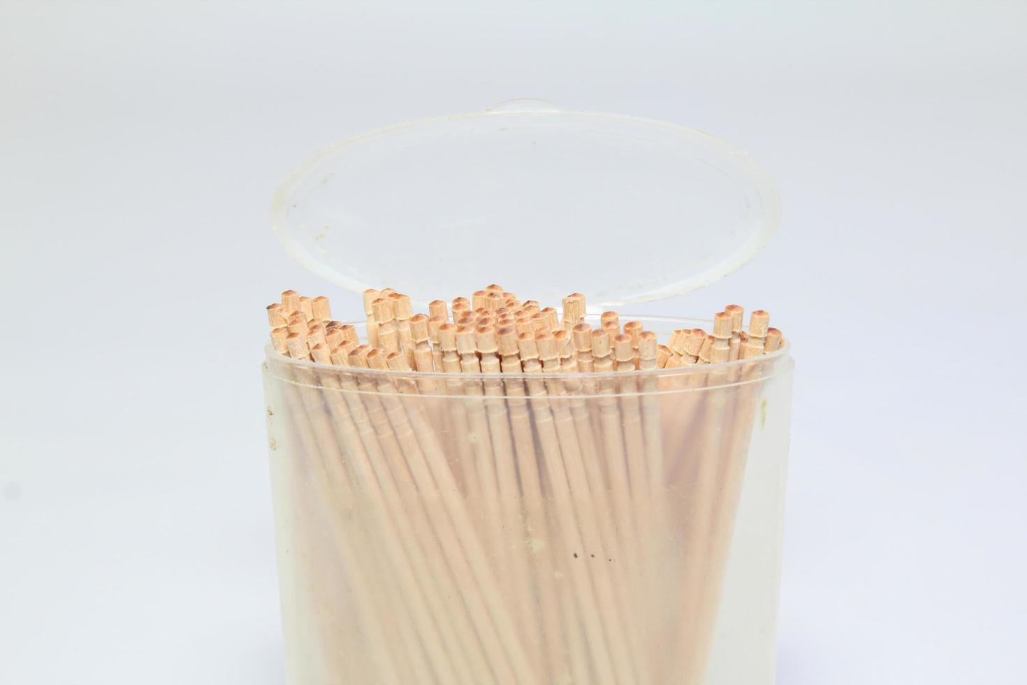bamboe tandenstokers texturen. bamboe tandenstokers geïsoleerd Aan wit achtergrond foto