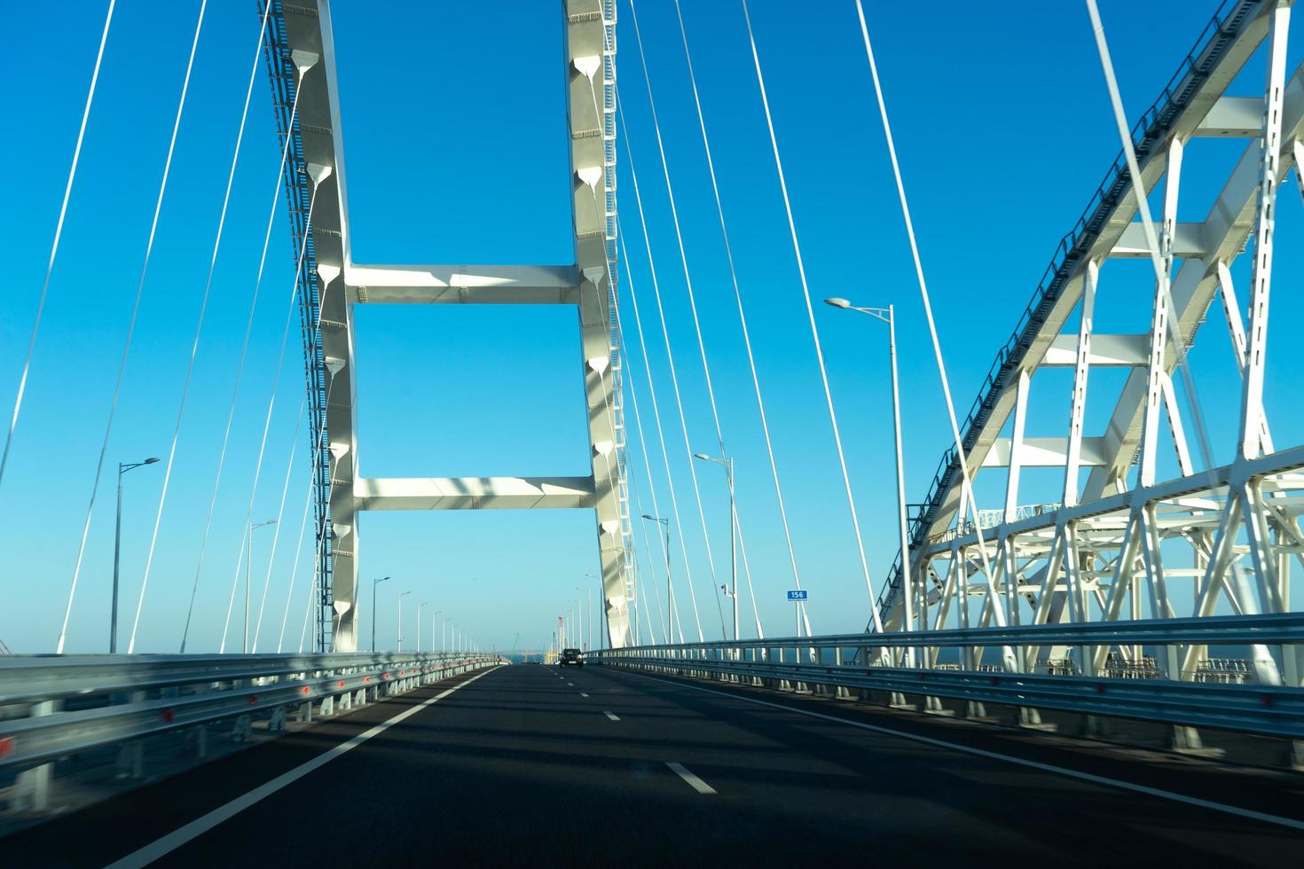 uitzicht op de Krim-brug met een heldere blauwe hemel in Taman, Rusland foto