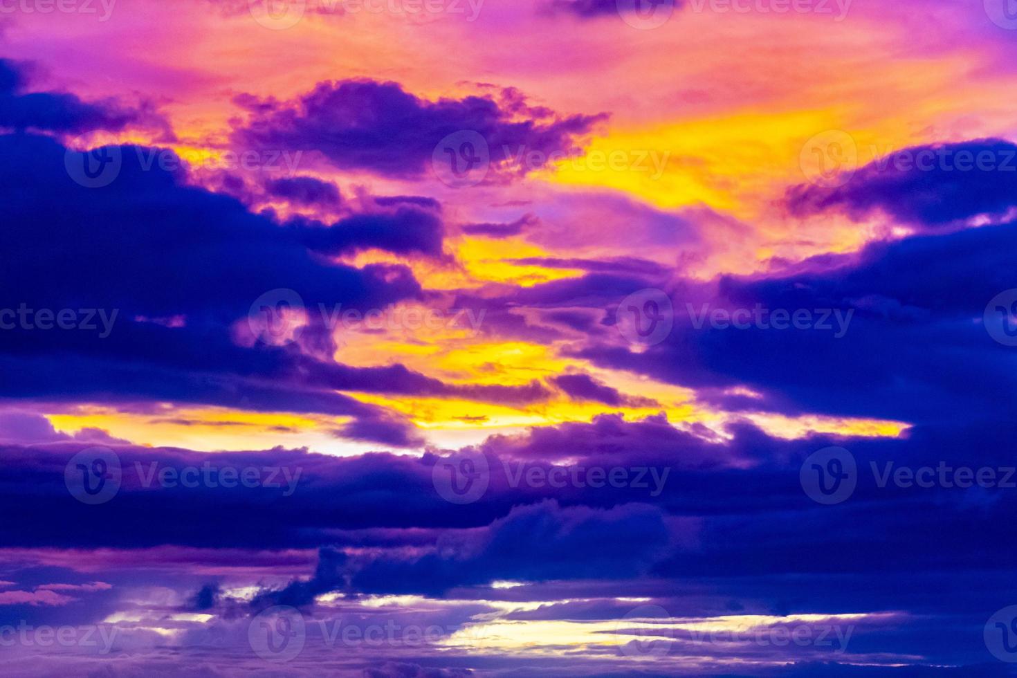 mooi verbijsterend kleurrijk en gouden zonsondergang oa nang strand Thailand. foto