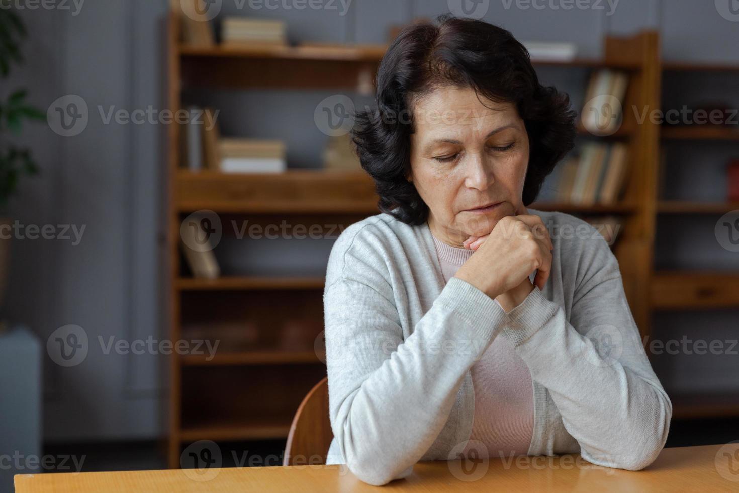 verdrietig moe ziek ziek eenzaam teleurgesteld ouder senior vrouw zittend Bij huis alleen. ongelukkig volwassen grootmoeder ervaren rouw familielid dood slecht nieuws. benadrukt ouderling dame lijden van eenzaamheid. foto