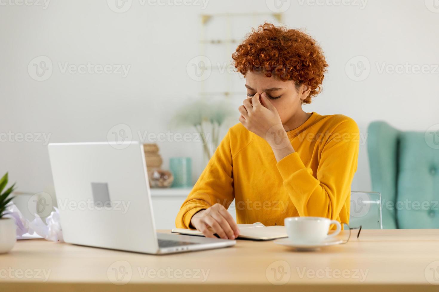 overweldigd jong Afrikaanse vrouw lijden van droog ogen syndroom vermoeide ogen pijn masseren neus- brug. benadrukt meisje behoeften rust uit na werk. lang laptop gebruik hoofdpijn slecht wazig visie krijgen verschrikkelijk nieuws. foto