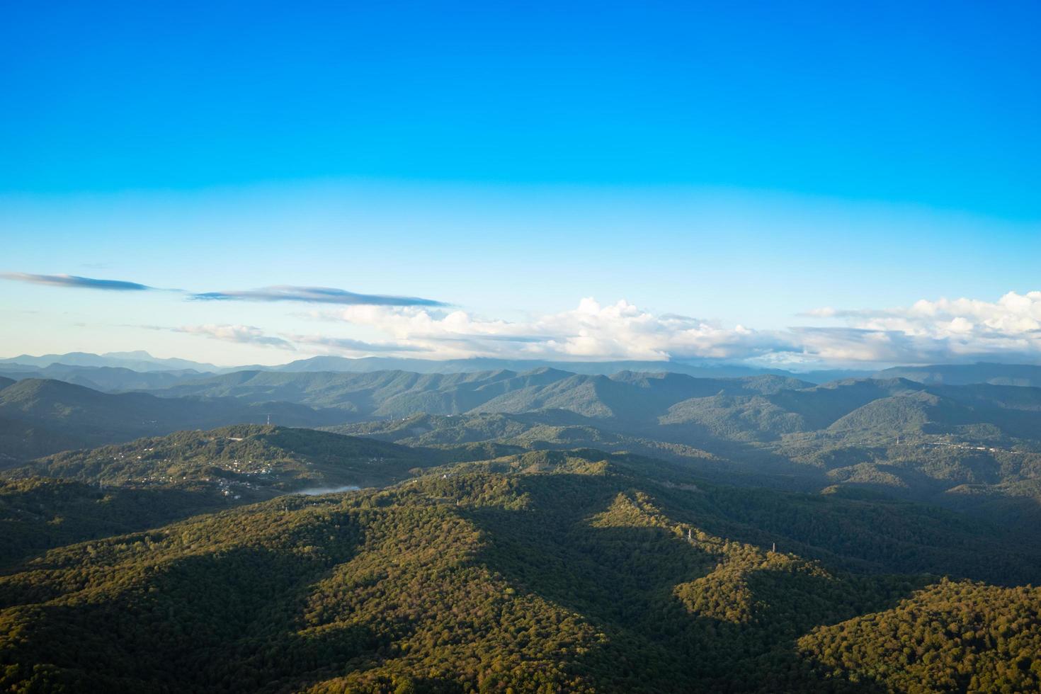 luchtfoto van bergen en bossen in Sotsji, Rusland foto