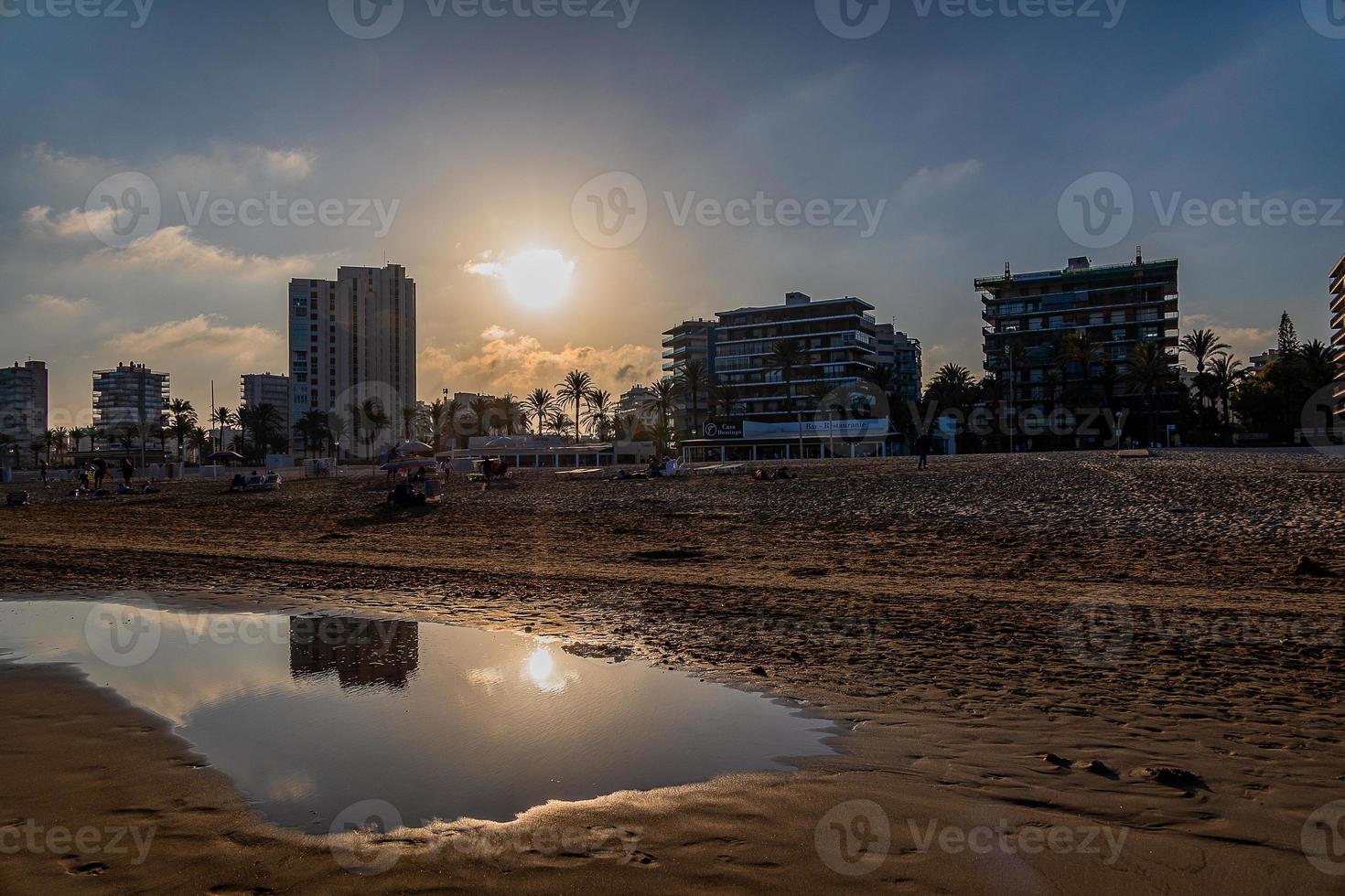 landschap breed zanderig strand in Alicante herfst dag wolken playa san Juan foto