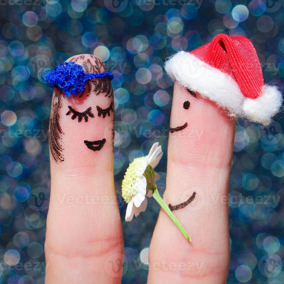 vinger kunst van gelukkig paar. Mens is geven bloemen naar vrouw foto