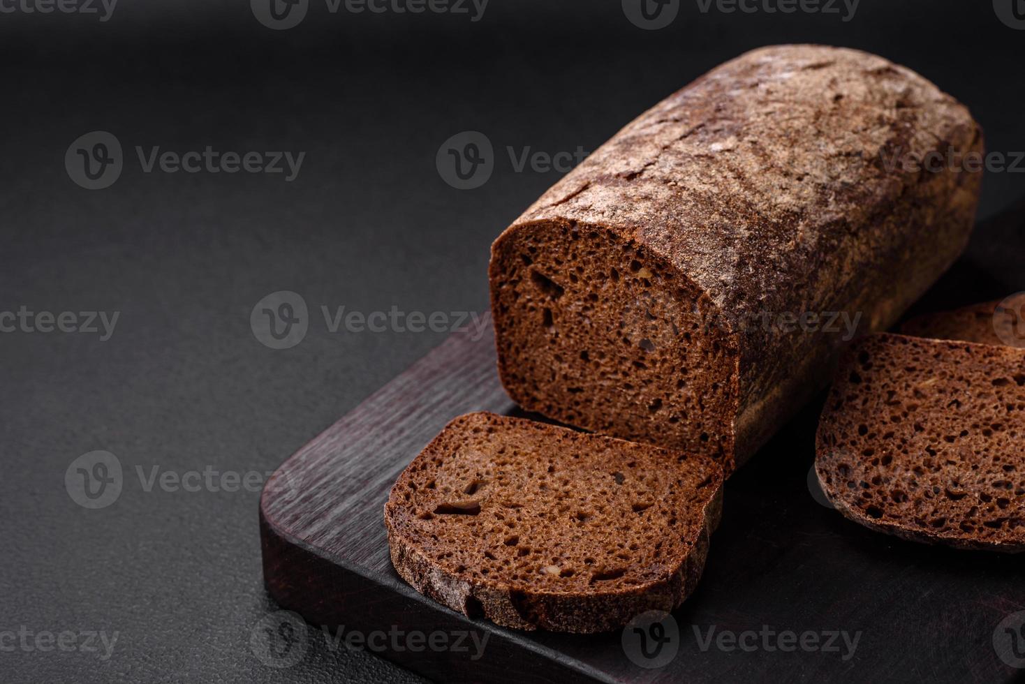 brood van vers krokant bruin brood met granen en zaden foto