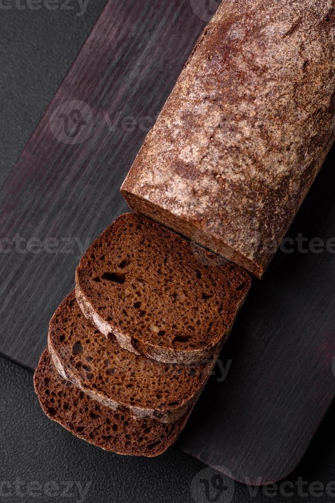 brood van vers krokant bruin brood met granen en zaden foto