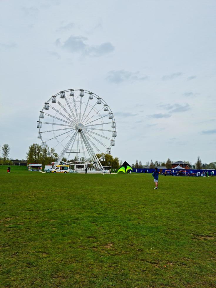 laag hoek visie van willen meer en openbaar park met ferris wiel voor plezier. mensen zijn genieten van de begin van zomer seizoen Bij deze park van milton keynes Engeland uk. beeldmateriaal was gevangen genomen Aan 09-april-202 foto