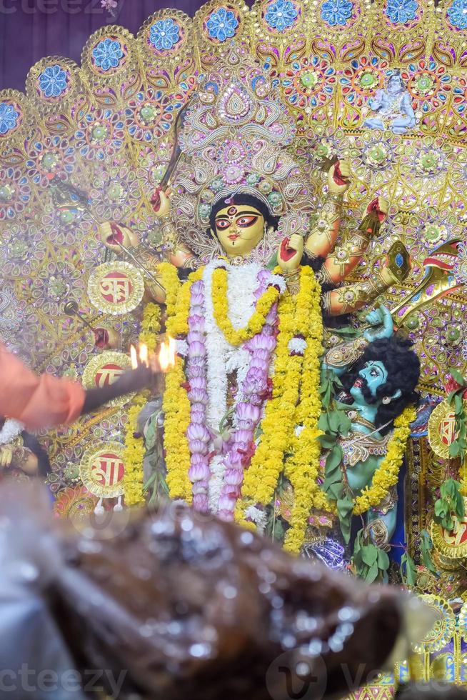 godin durga met traditionele look in close-up zicht op een zuid-kolkata durga puja, durga puja idool, een grootste hindoe navratri-festival in india foto