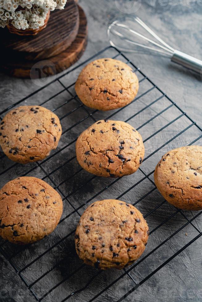 eigengemaakt chocola spaander koekjes Aan zwart bakken koeling dienblad en abstract achtergrond foto