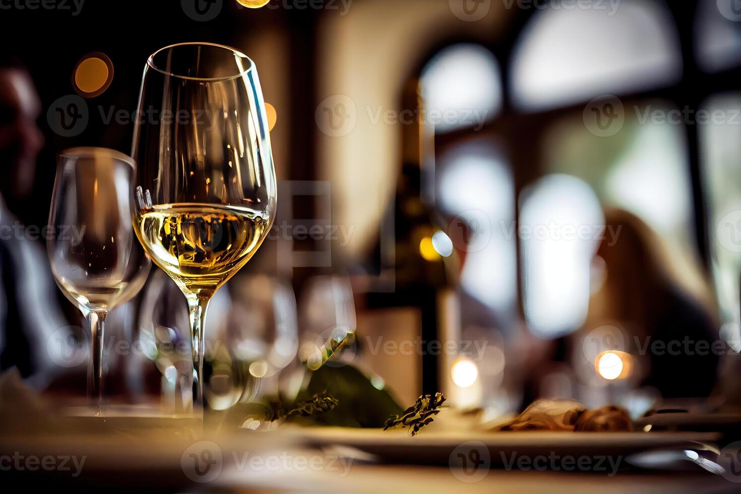 generatief ai illustratie van een restaurant tafel met een glas van wit wijn, zacht gouden licht, duur restaurant met mooi lichten in de achtergrond foto