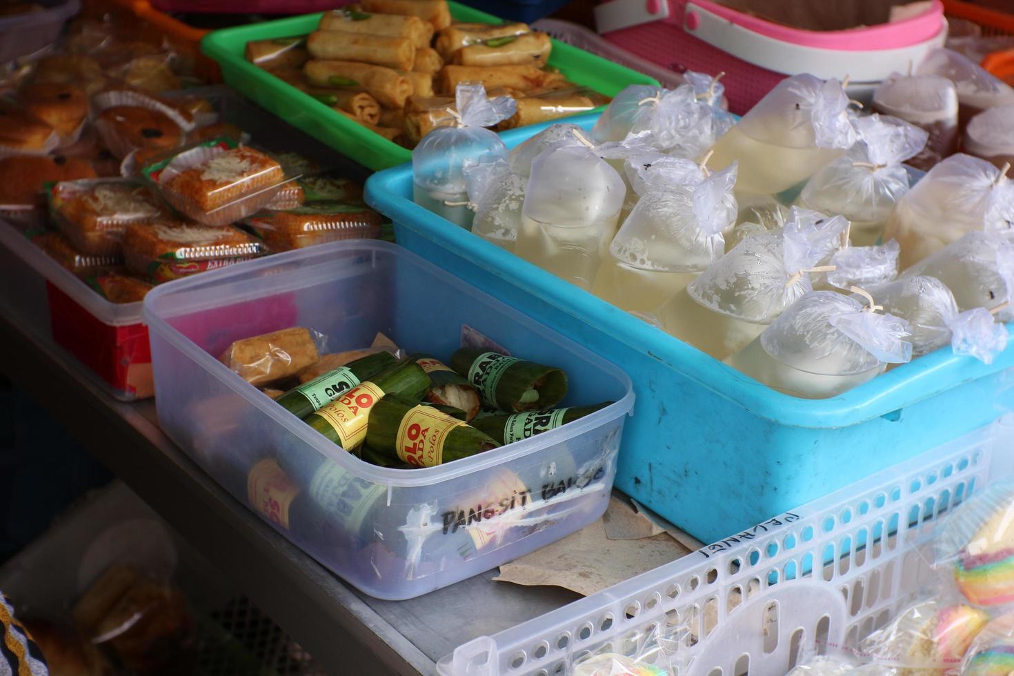 markt snacks. divers types van traditioneel Indonesisch snacks zijn verkocht in de markt. zijn bezig gedurende vasten. foto