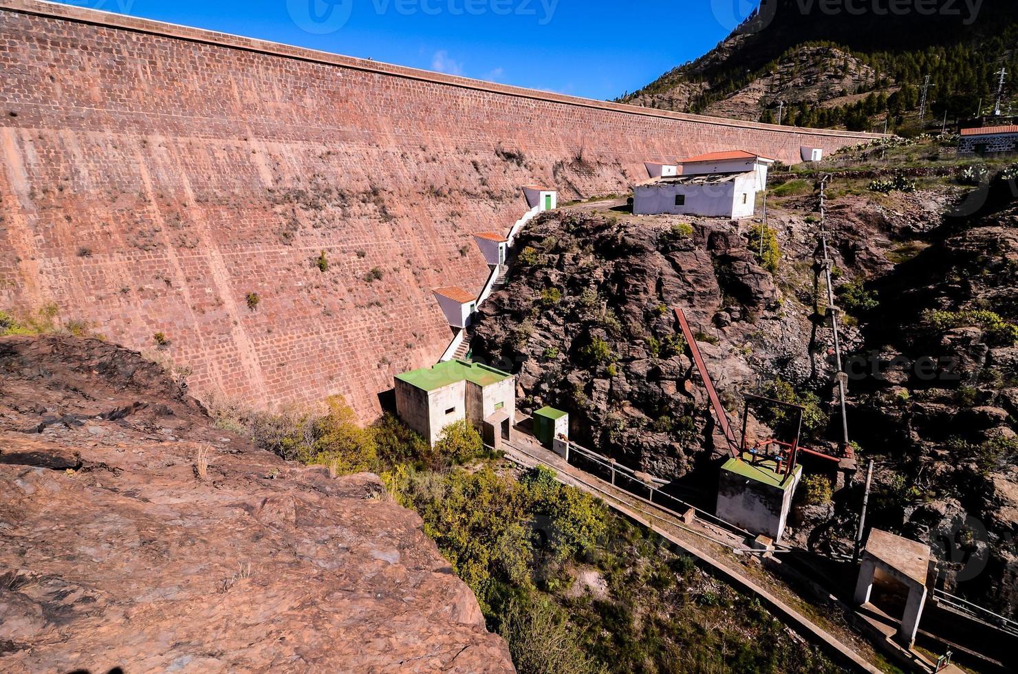 dam in de bergen foto