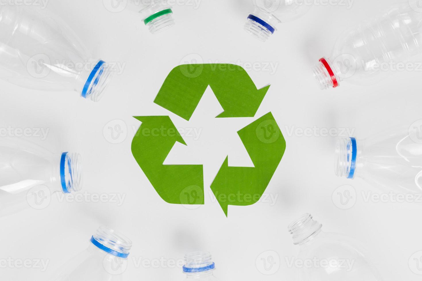 lege plastic flessen rond recyclingpictogram foto