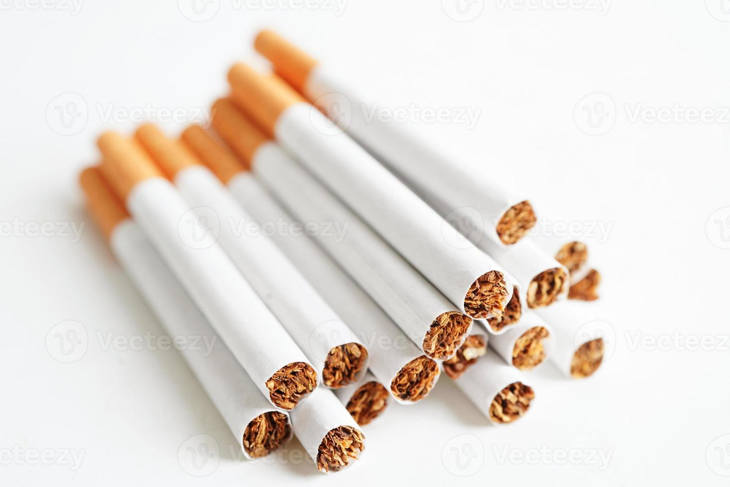 sigaret geïsoleerd op een witte achtergrond met uitknippad, roltabak in papier met filterbuis, niet roken concept. foto