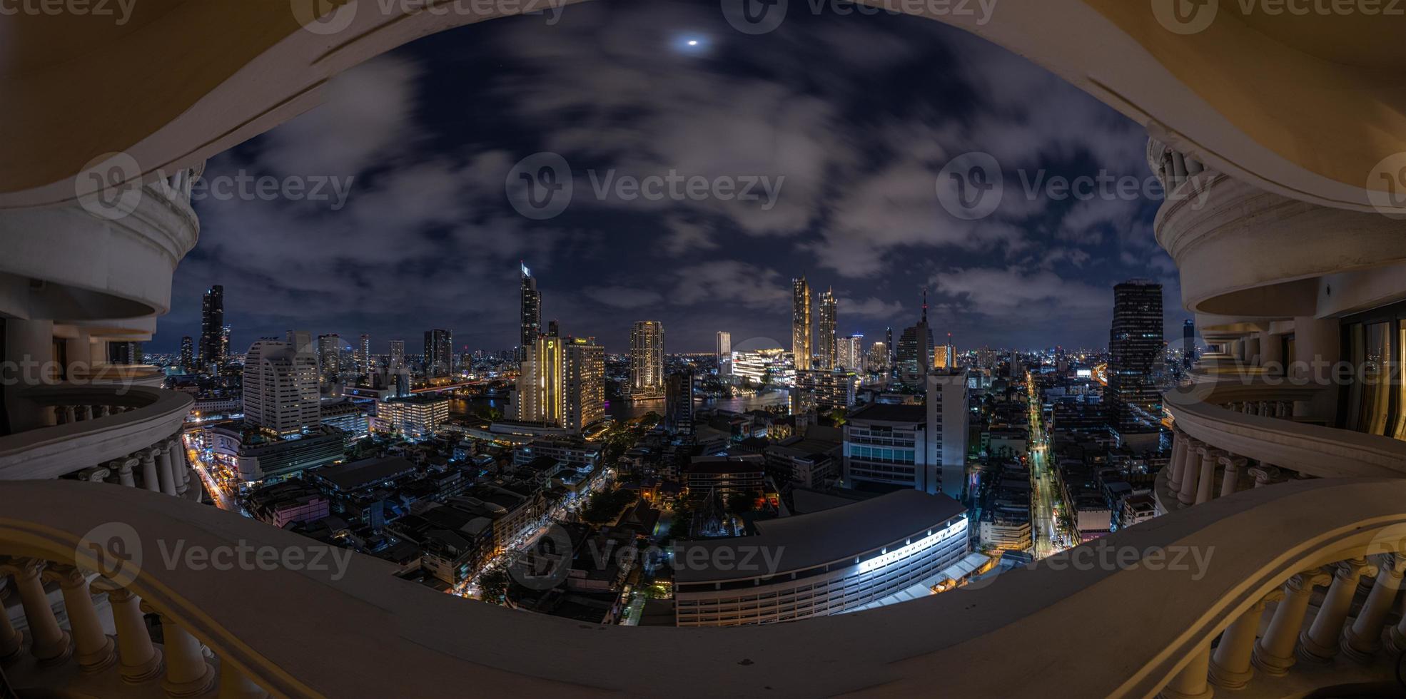 visie over- de horizon van Bangkok van antenne positie Bij nacht foto